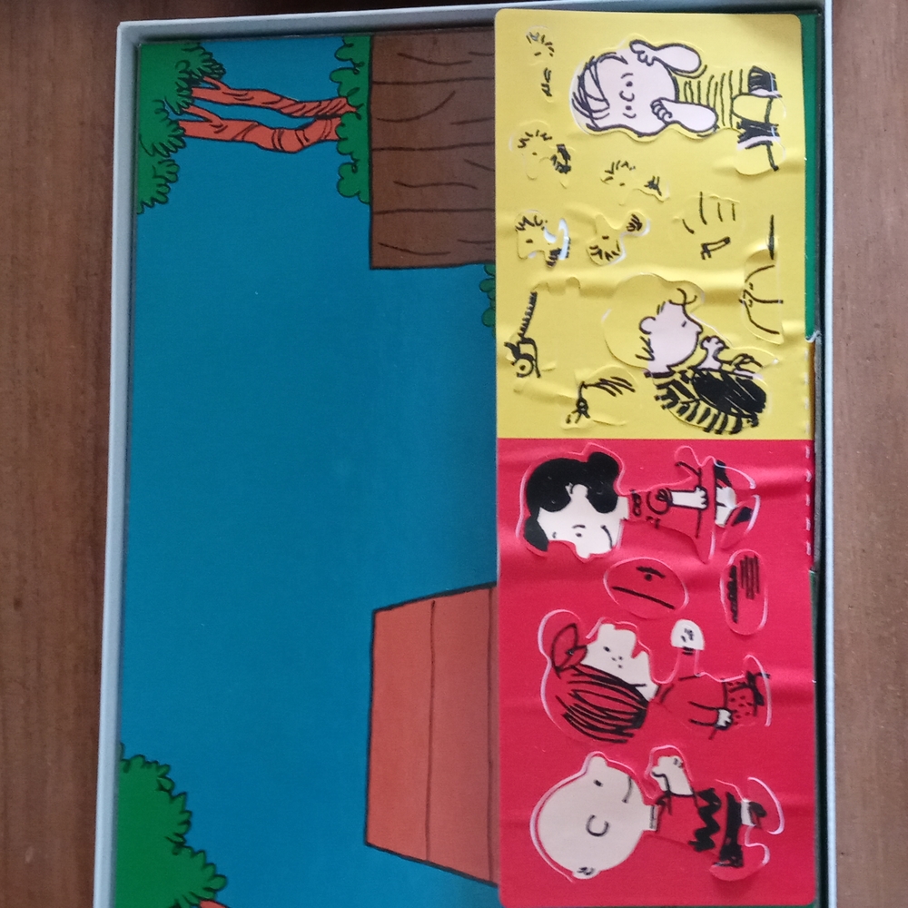 LAST CHANCE Snoopy colorforms set - Picture 4 of 8